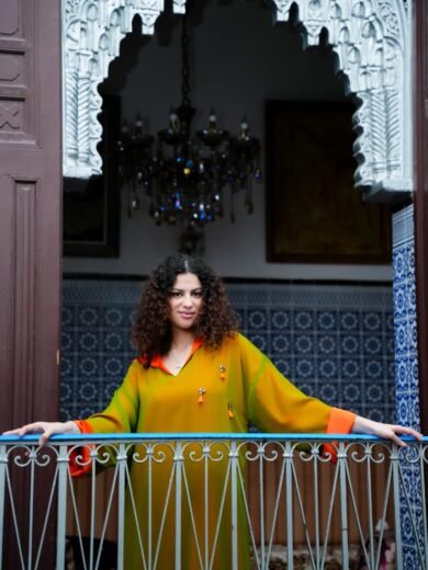 Jelaba en mousseline doublée en satin de soie avec un tombé fluide et raffiné