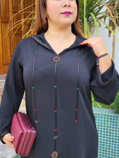 Jelaba Flora Noir en crêpe de soie brodée à la main avec travail en Zwaak