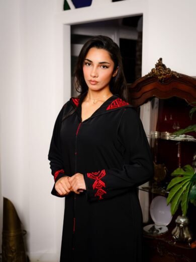 Jelaba Cap Noir en crêpe de soie brodée, travaillée en Berchmane