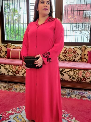 Jelaba en crêpe de soie brodée rouge avec broderies sur capuche et manches