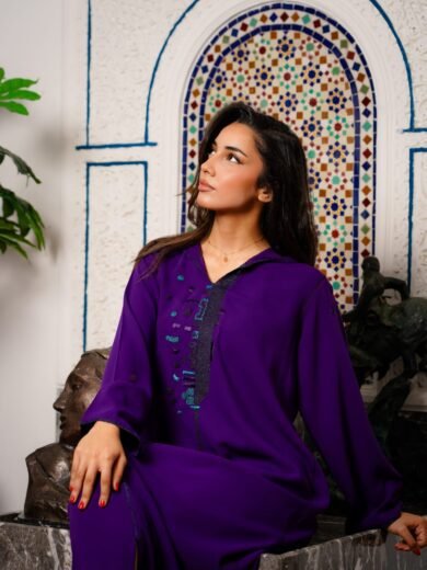 Jelaba Extra Mauve en crêpe de soie avec broderie artisanale et travail en Randa