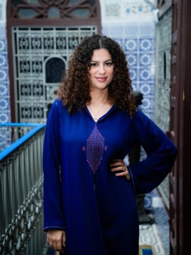 Jelaba Grille en crêpe de soie brodée à la main avec travail en Berchmane