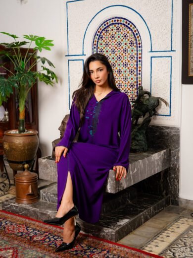 Jelaba Extra Mauve en crêpe de soie avec broderie artisanale et travail en Randa