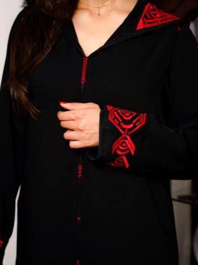 Jelaba Cap Noir en crêpe de soie brodée, travaillée en Berchmane