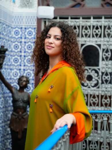 Jelaba en mousseline doublée en satin de soie avec un tombé fluide et raffiné