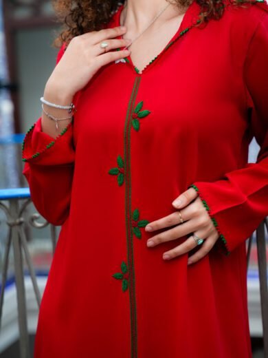 Jelaba Warakate en crêpe de soie brodée à la main avec travail en Randa