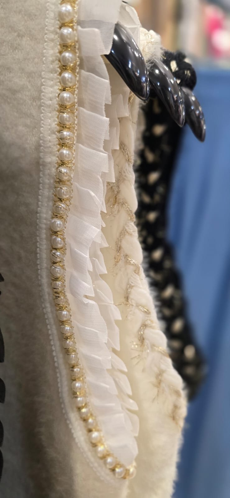 Gilet Boteli effet fourrure en perles blanc cassé